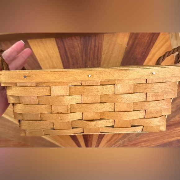 Longaberger basket hand woven in 2008 with leather woven handles - Picture 3 of 5